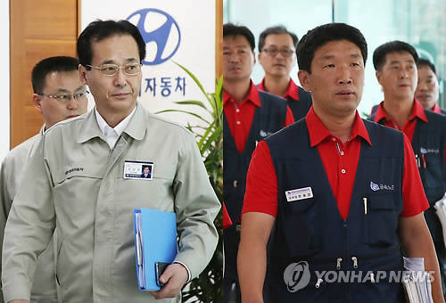 교섭장으로 들어가고 있는 윤갑한 현대차 사장과 문용문 현대차노조 위원장