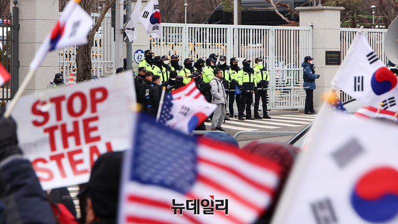 [포토] 공수처에 모인 尹대통령 지지자들 