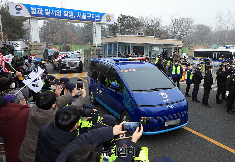 [포토] 지지자 응원받으며 헌재 향하는 윤석열 대통령 