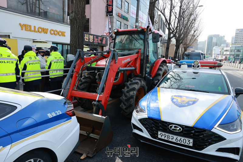 [포토] 남태령서 광화문 몰래 들어온 전농 트랙터