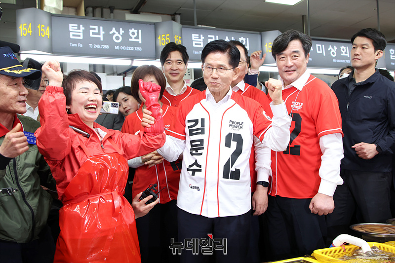 [포토] 부산 자갈치 상인 만난 김문수 후보 