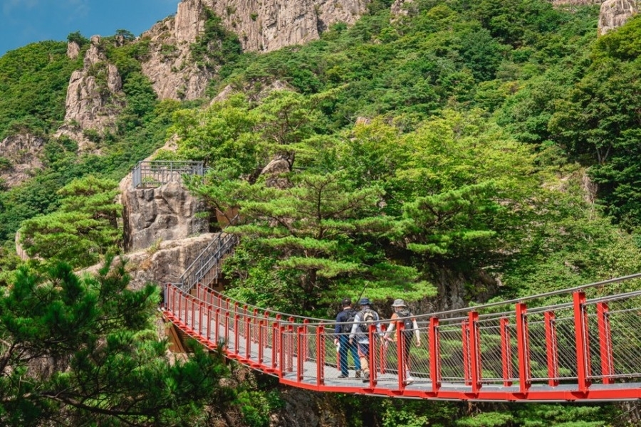 완주 대둔산서 비경쟁 등산대회 및 하이킹 진행