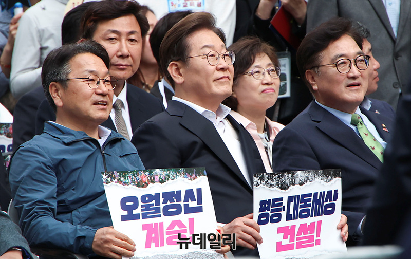 [포토] 5.18 전야제서 피켓 든 강기정·이재명·우원식 