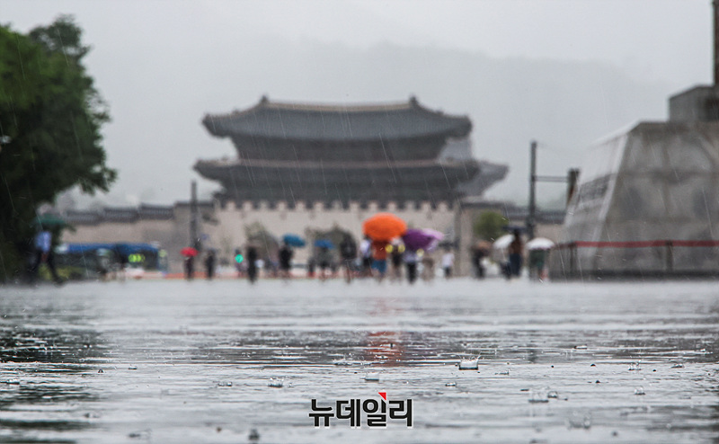 [포토] 비 내리는 광화문