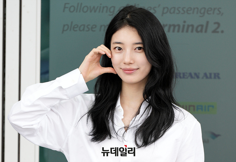 [영상] 수지 '출국하며 볼하트'