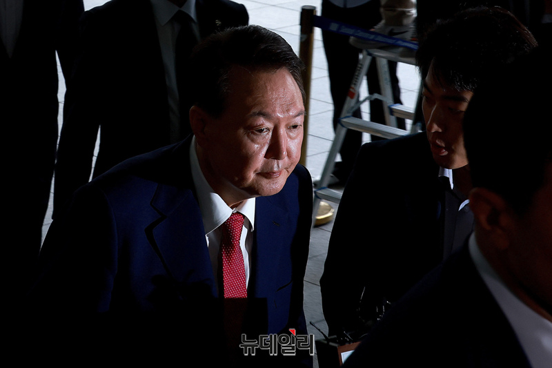 [포토] 굳은 얼굴로 특검 향하는 윤석열 전 대통령