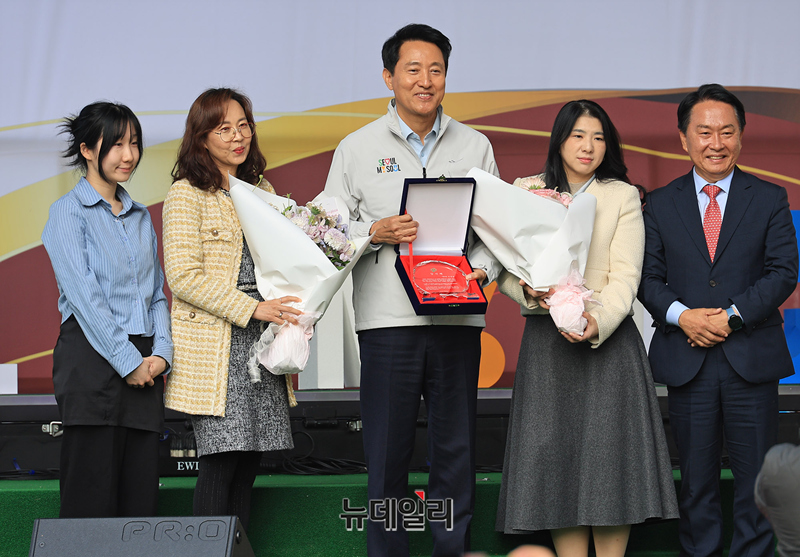 [영상] 서대문구 주민에 감사패 받은 오세훈 서울시장