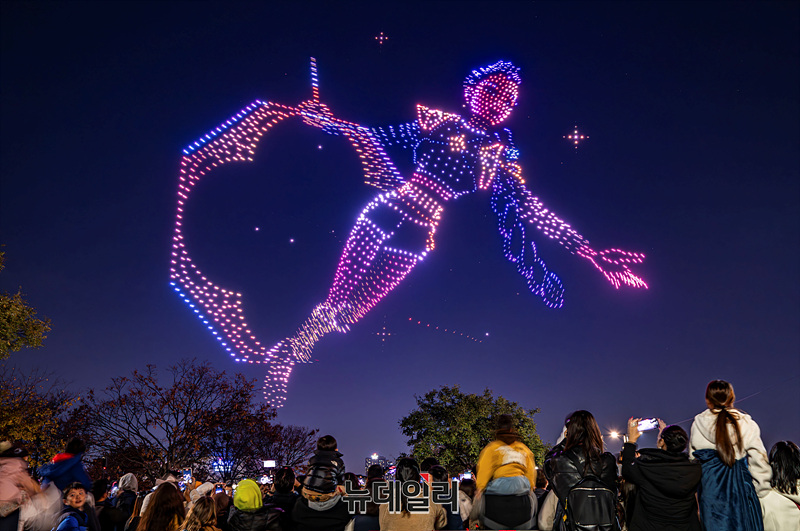 [영상] 이번엔 여의도다...한강 드론 라이트쇼 '케데헌' 앙코르 공연