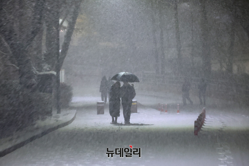 [포토] 퇴근길에 폭설로 내린 서울 첫눈