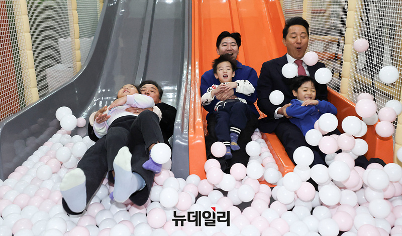 [포토] 미끄럼틀 타는 오세훈 서울시장 