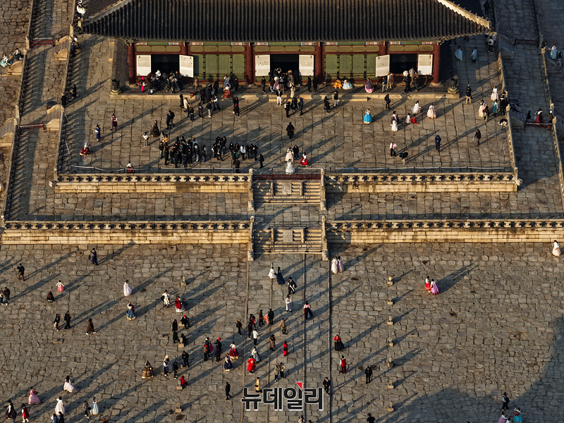 [포토] 한복 입은 관광객으로 북적이는 경복궁 