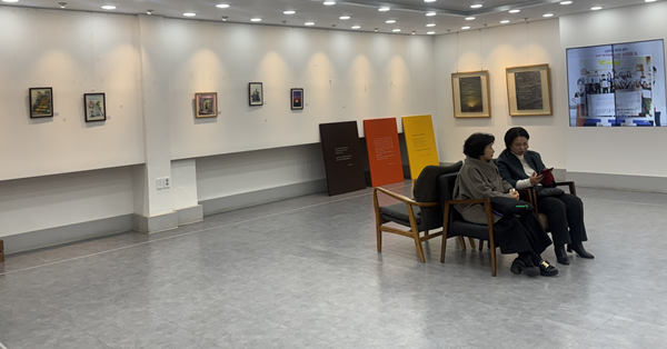 복도를 무대로, 8인의 예술이 연주된다.