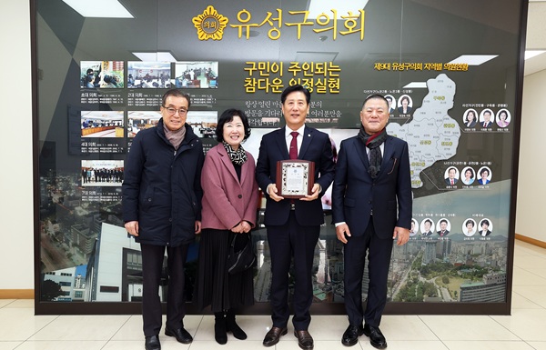 이희환 유성구의원, 송강동 두리상인회 감사패