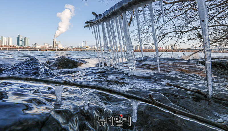 [포토] 한파특보 속 한강 고드름