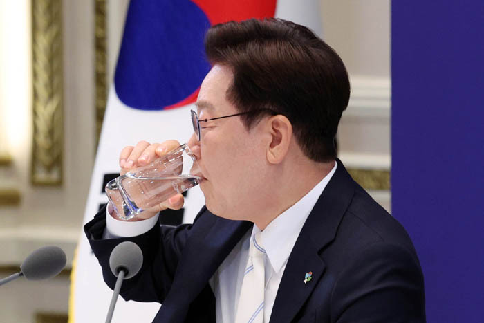 李 대통령 지지도 50% 붕괴 … 긍정 47.8%, 3주 전보다 6%p 빠졌다
