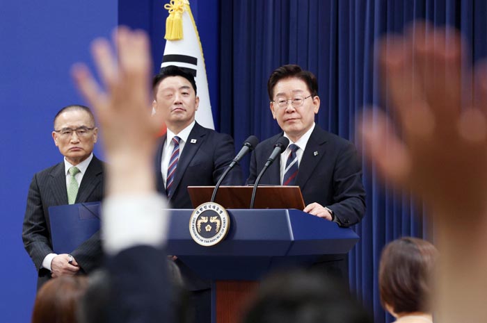 일방통행 국정, 지지율 급락 불러 … 공소 취소 강행 · 鄭 연임 성공땐 조기 레임덕 빠질 수도