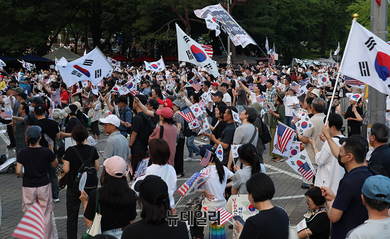 30도 폭염 속 분노 함성 "우리가 바라는 건 투명한 검증 … 민주주의 기본 '선거 시스템' 작동시켜달라"
