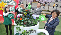 [포토] 스타벅스, 친환경 캠페인 '꽃화분 퍼포먼스'