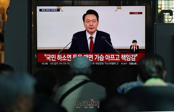 [포토] 윤석열 대통령 취임2주년 기자회견 시청하는 시민들