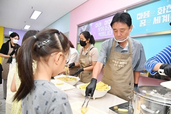 [포토뉴스] 최문순 화천군수, 여름방학 급식봉사 나서