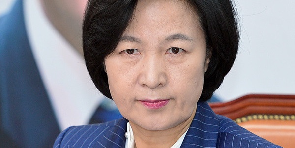 추미애 '조폭 사진' 보도했다고… SNS에 기자 개인정보 공개해 '좌표' 찍어