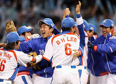 ▲ 18일 오후(한국시간) 미국 샌디에이고 펫코파크에서 열린 '2009 월드베이스볼클래식' 2라운드 한국과 일본의 경기에서 한국이 4:1로 승리하며 4강을 확정지은 후 선수들이 기뻐하고 있다. ⓒ연합뉴스