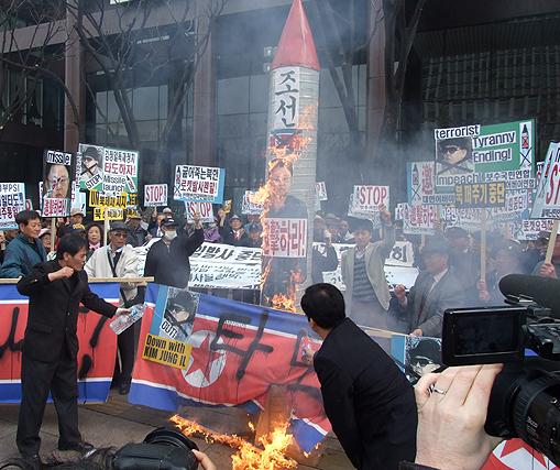 ▲ 북한 미사일 모형 및 인공기에 대한 화형식을 거행하고 있다 ⓒ 독립신문