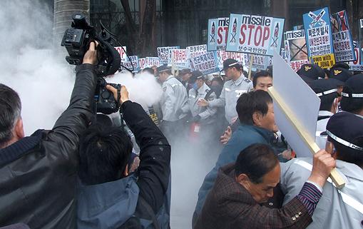 ▲ 소화기를 살포하는 경찰과 이를 막으려는 대회 참가자들, 취재기자들이 뒤엉키며 일대가 아수라장이 됐다. 모두들 소화기 분말가루를 잔뜩 뒤집어 썼다. ⓒ 독립신문