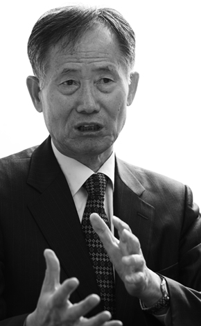 ▲ 지난해 전시된 '서울디자인 공모전' 수상작을 둘러보는 오세훈 서울시장(오른쪽) ⓒ서울시