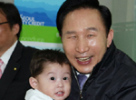 ▲ 이명박 대통령은 9일 서울 문래동 서울신용보증재단 영등포지점을 방문, 비상경제대책회의를 주재한 뒤 신용보증지원 현장을 점검했다.사진은 이 대통령이 직접 보증상담에 나서 다자녀가구 남상돈씨의 12자녀 중 막내 덕우군(3)을 안아주는 장면. ⓒ뉴데일리<=청와대 제공>