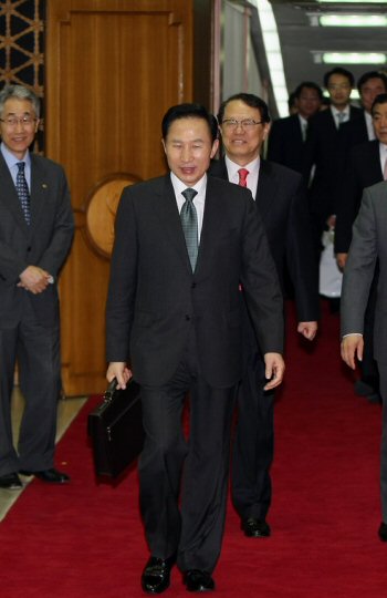 ▲ 태국 방문을 마친 이명박 대통령이 12일 새벽 성남 서울공항을 통해 입국하고 있다. ⓒ 뉴데일리<=청와대 제공>