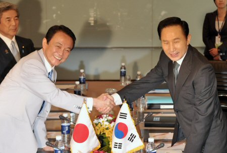 ▲ 이명박 대통령은 11일 태국 파타야에서 아소 다로(麻生太郞) 일본총리와 정상회담을 갖고 