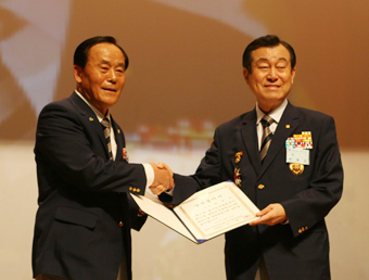 ▲ 박세직 대한민국재향군인회 회장 당선자가 향군 신원대 선거관리위원장으로부터 당선통지서를 받고 있다. ⓒ뉴데일리