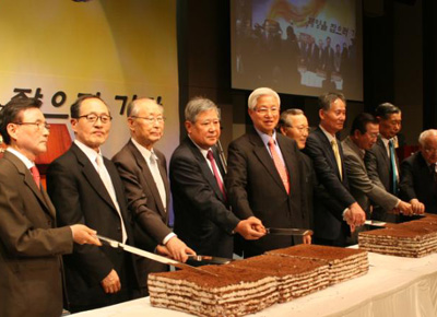 ▲ 뉴데일리 재창간 행사에서 축하시루떡을 자르고 있는 내빈들