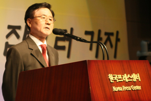 ▲ 류근일 교수가 16일 오후 서울 프레스센터 국제회의장에서 열린 뉴데일리 새출발 주제 선포식에 참석해 강연을 했다.