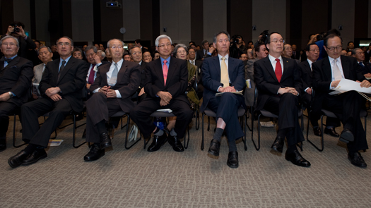 ▲ (우측부터) 인보길 뉴데일리 대표, 김학준 동아일보 회장, 안병직 시대정신 이사장, 이상희 전 과기처 장관, 백선엽 예비역 대장, 이홍구 전 국무총리, 김동길 연세대 명예교수