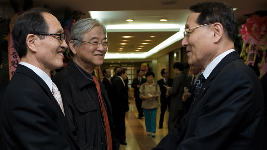 ▲ 임광남 효암케미칼사장(오른쪽)과 최인환 전 교통방송사장. 