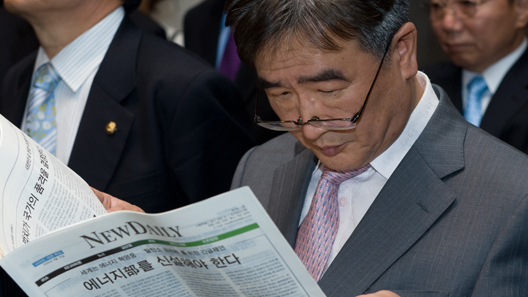 ▲ 뉴데일리 사이트 개편특집으로 발행한 타블로이드 신문을 읽고있는 한 참석자.