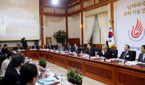 ▲ 국가과학기술위원회는 17일 이명박 대통령 주재로 청와대에서 회의를 갖고 '제1차 지능형 로봇 기본계획'을 심의, 확정했다. ⓒ 뉴데일리 <=청와대 제공>