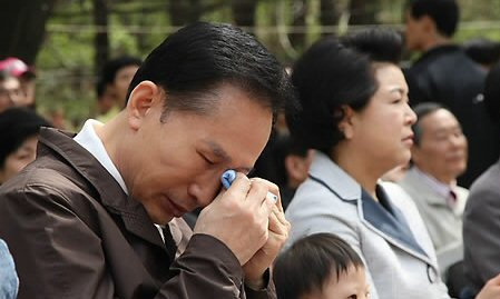 ▲ 장애인의 날을 하루 앞둔 19일 경기도 일산 홀트일산요양원을 방문한 이명박대통령과 김윤옥여사가 장애인 합창단 '영혼의 소리로'의 공연을 보며 눈물을 흘리고 있다. ⓒ 연합뉴스