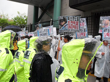 ▲ 보수국민연합 등 보수단체는 20일 서울 외교통상부 청사에서 'PSI전면참여 적극지지 및 유엔대북제재 이행촉구'기자회견을 가졌다. ⓒ 뉴데일리