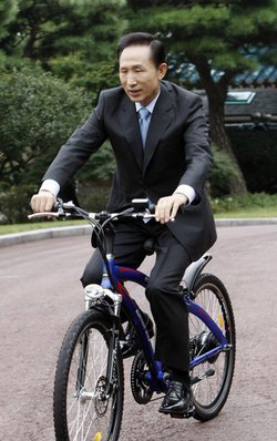 ▲ 지난해 9월22일&nbsp;이명박 대통령이 차없는 날을 맞아 자전거를 타고 관저를 출발해 청와대 본관으로 출근하고 있다.ⓒ 뉴데일리