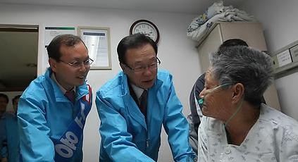 ▲ 시흥의 한 병원을 찾아 '한나라당 기호 1번 노용수 후보'의 지지를 호소하고 있는 박희태 대표(우)와 시흥시장 선거에 출마한 노 후보(좌) &copy;연합뉴스