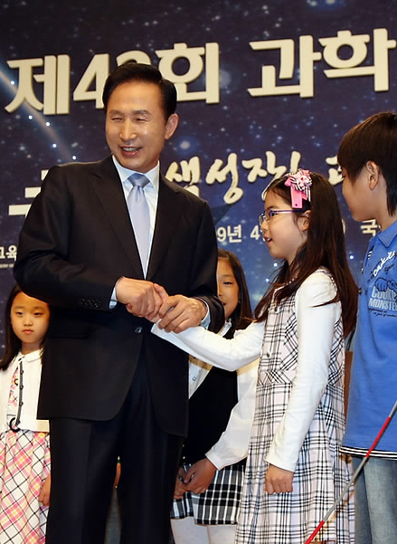 ▲ 이명박 대통령이 21일 오전 과천시 국립 과천과학관에서 열린 과학의 날 기념식에 참석해 어린이들과 함께 과학기술위성 조형물에 점등 한 뒤 어린이들을 격려하고 있다. ⓒ 연합뉴스&nbsp;