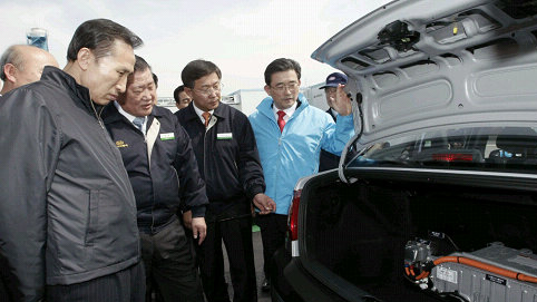▲ 지난해 3월 이명박 대통령은 기아자동차 광주공장을 찾아 정몽구 현대,기아차 회장과 함께 하이브리드 자동차 생산 현장을 둘러봤다. ⓒ&nbsp;연합뉴스