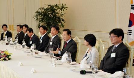 ▲ 이명박 대통령은 22일 제54회 '정보통신의 날'을 맞아 IT(정보기술) 업계 관계자들을 청와대로 초청, 오찬 간담회를 가졌다. ⓒ 뉴데일리<=청와대 제공> 