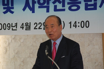 ▲ '사학법폐지 및 사학진흥법제정 국민운동본부'출범식에서 격려사를 하고 있는 김현욱 국제외교안보포럼 이사장 ⓒ국민운동본부제공 