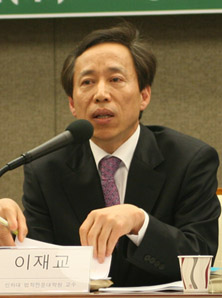 ▲ 이재교 인하대 법학전문대학원 교수가 22일 시대정신이 주최한 ' 거짓과 광기의 100일' 토론회에서 주제 발표하고 있다. ⓒ 뉴데일리