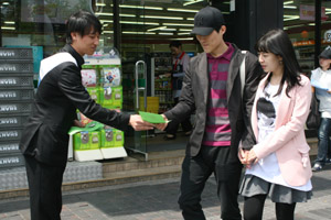 ▲ 서울 인사동 초입에서 시민들에게 홍보물을 배포하는 바른사회시민회의. ⓒ 뉴데일리