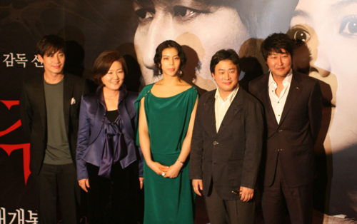 ▲ 박찬욱 감독의 신작 '박쥐'에 출연한 배우들이 24일 서울 용산 CGV에서 열린 기자간담회를 마친 후 포토타임을 갖고 있다. 왼쪽부터 신하균, 김해숙, 김옥빈, 박찬욱 감독, 송강호 ⓒ 뉴데일리